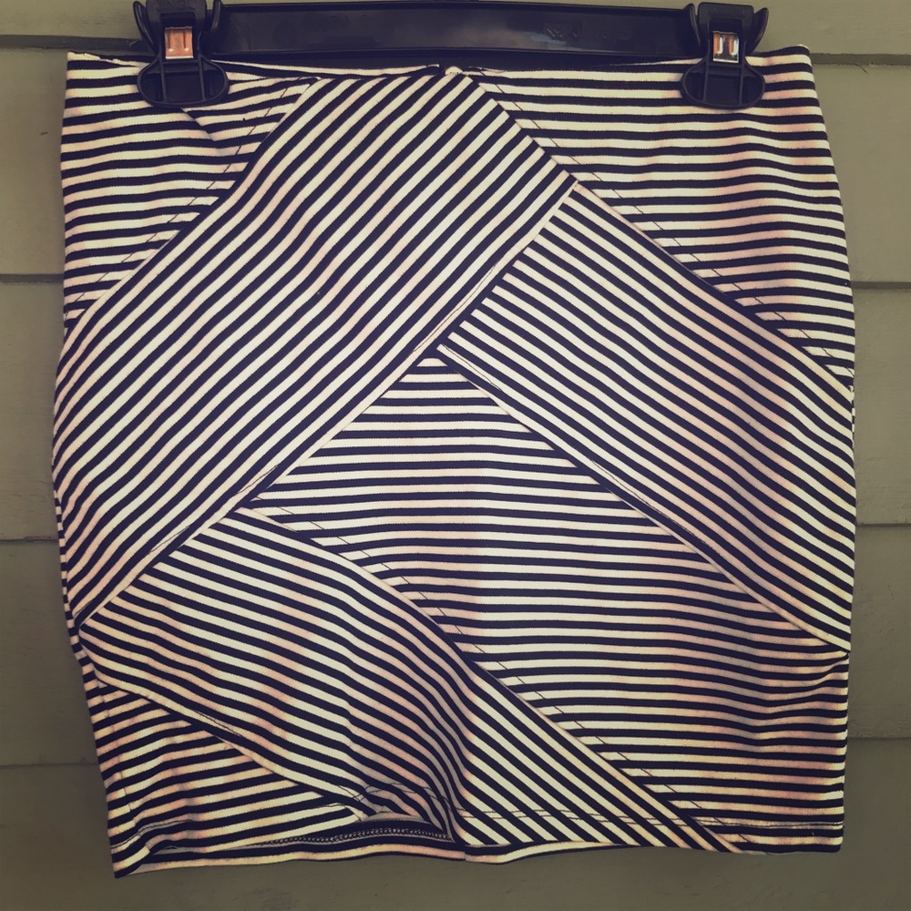 Graphic black and white bodycon skirt